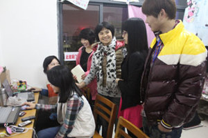 3044永利集团辅导员班主任新学期走访宿舍