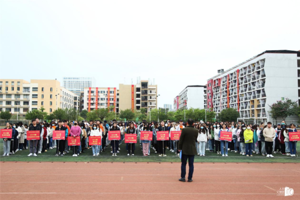 【人文青年】升国旗学党史：公司举行本学期第一次升旗仪式