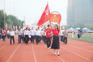 无惧风雨勇向前——人文师生积极参与3044永利集团第33届田径运动会