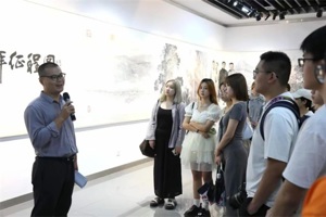 3044永利集团艺术史论系教工党支部教师给新生开展现场党课教学活动