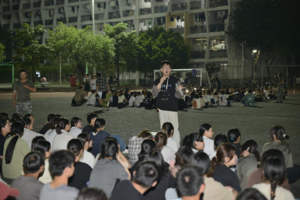 人文学子助力军训新生学唱校歌活动